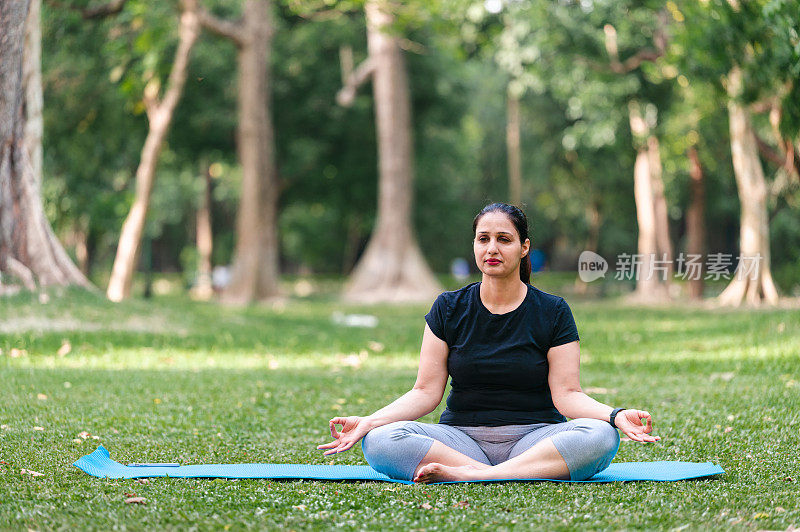 在公园里做瑜伽和禅式冥想的女人的镜头