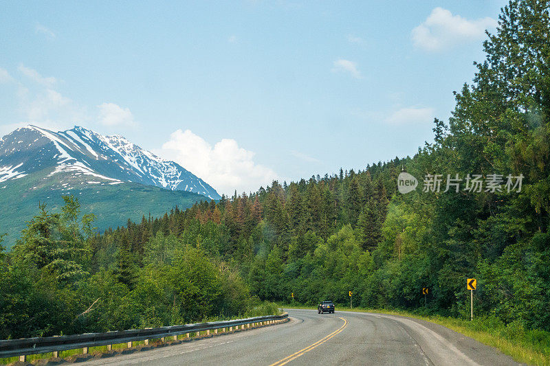 阿拉斯加高速公路的图片。夏季的景色令人惊叹。