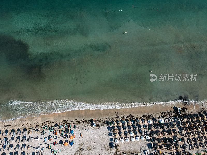 亚得里亚海海岸线的顶部视图附近Orikum，阿尔巴尼亚