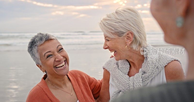 老年女性，朋友和有趣的谈话，快乐和欢笑的退休假期在日落时的海滩上的联系，爱和支持。与团圆团度假的老年女性的脸