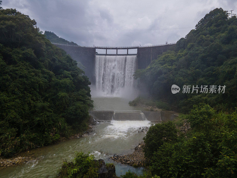 大型水库泄洪鸟瞰图