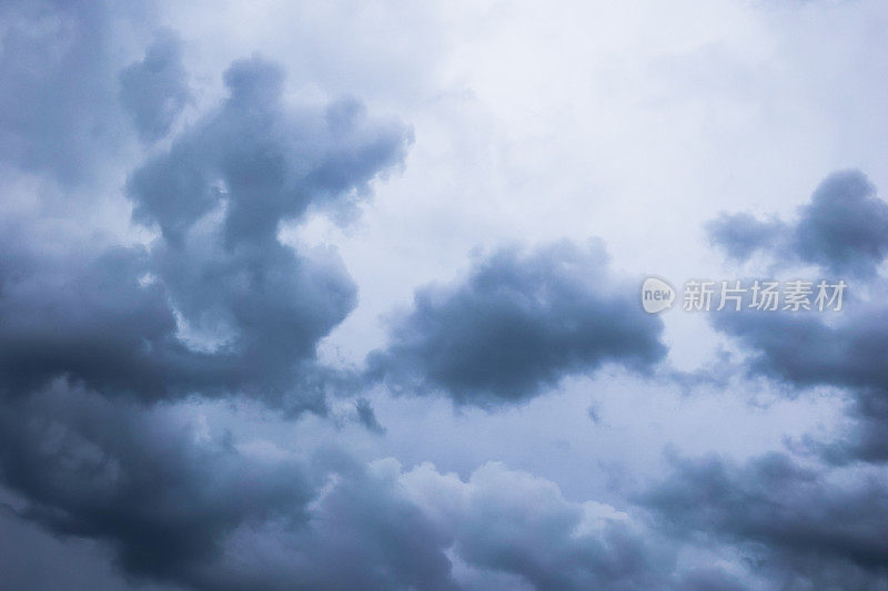 天空布满了雷雨