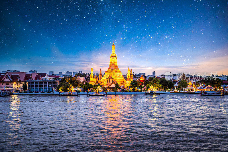 曼谷阿伦寺夜晚的天际线。泰国