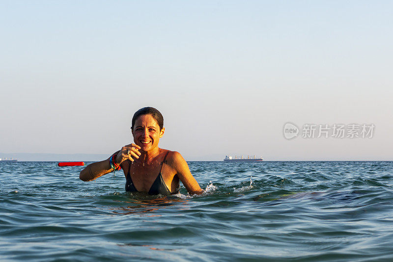 美丽的女人在海里游泳