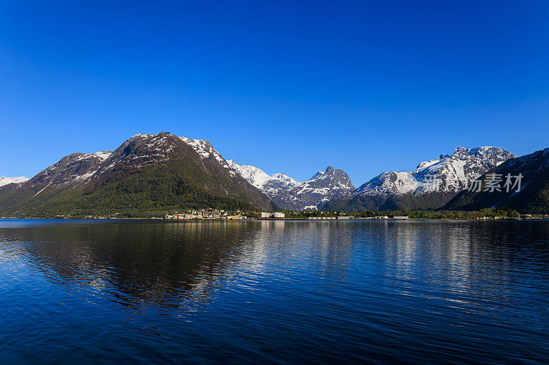 Isfjorden上Åndalsnes的视图