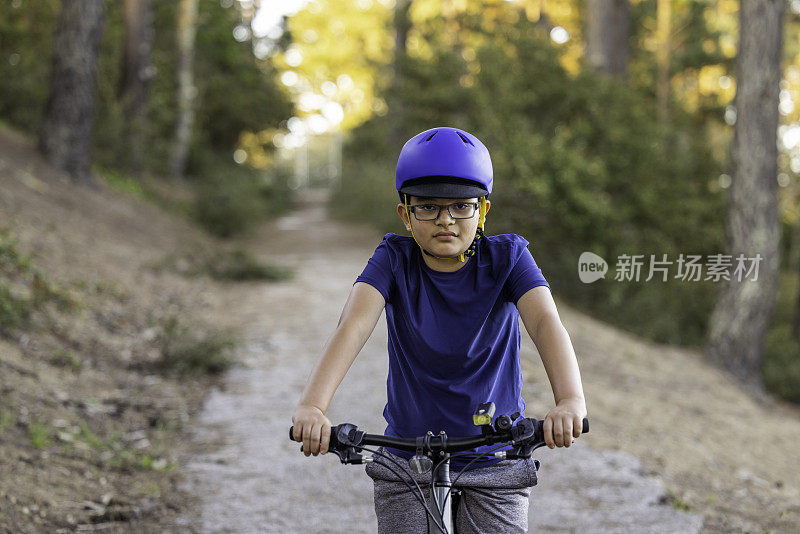 山地自行车孩子肖像