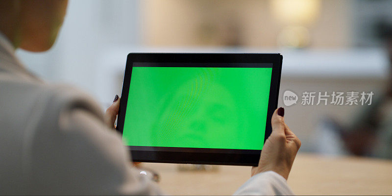 色度键空白绿色屏幕和模型的平板电脑显示器在商务办公室。忙于处理数据的公司女职员。策划了一个数字化、互联网和网络研究的策略与模拟