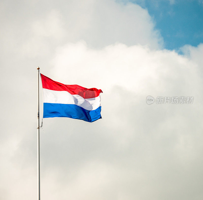 晴朗多云的天空中悬挂着荷兰国旗