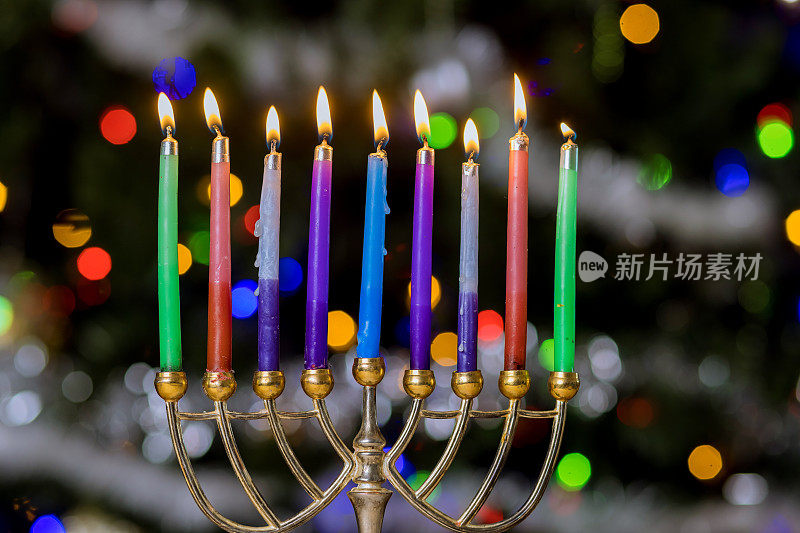 光明家烛台，燃烧的蜡烛在模糊的bokeh上，这是犹太节日光明节的象征