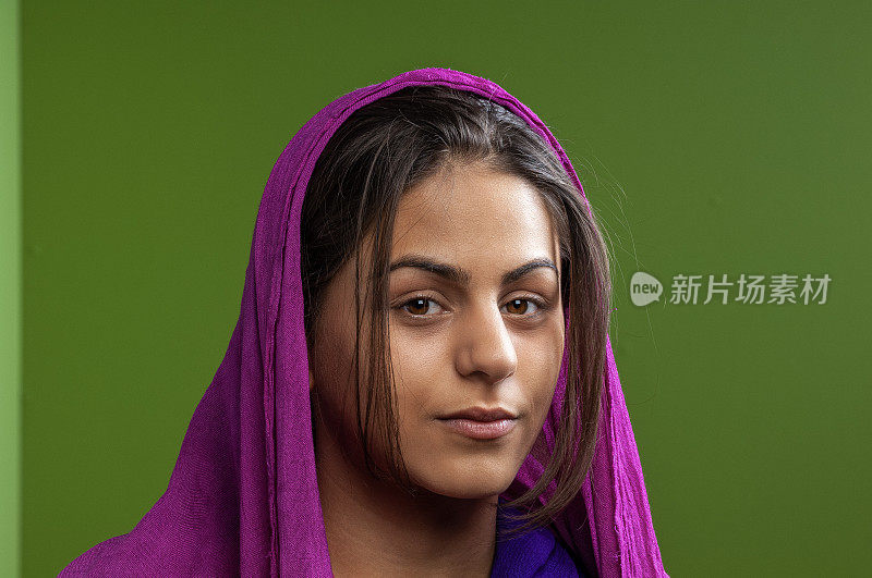 年轻的伊朗妇女戴头巾