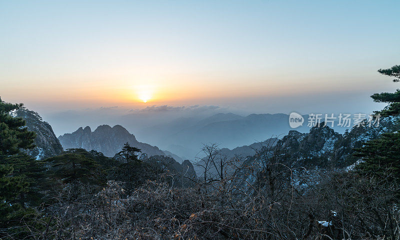 日出时分的黄山奇景