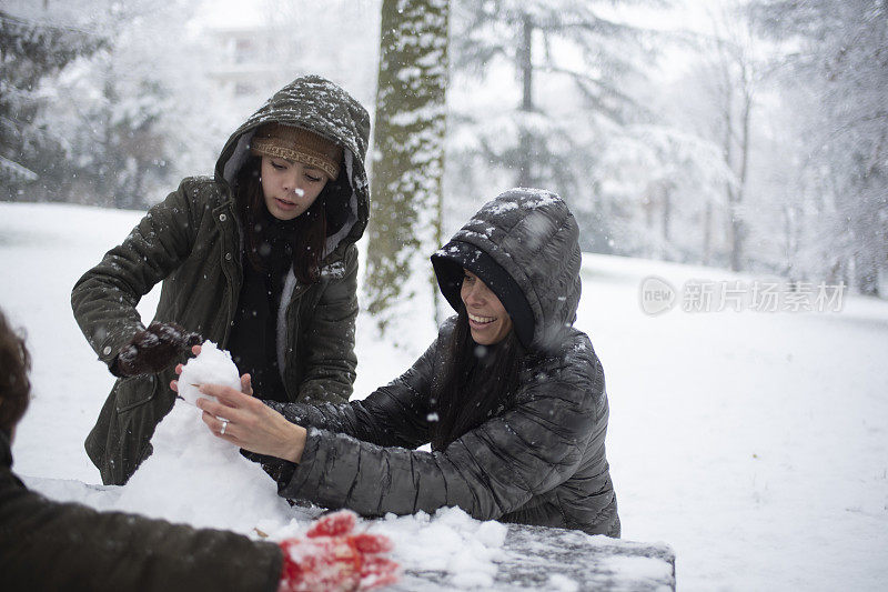 母女俩在玩雪