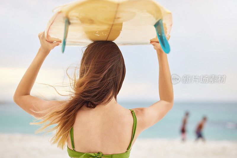 海滩，健身或女人与冲浪板，自由或平静的和平观看放松的海浪在假期度假。旅行，回顾或健康的女孩运动员思考冲浪的目标或训练