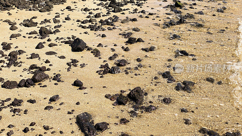 夏威夷海岸海滩上的熔岩