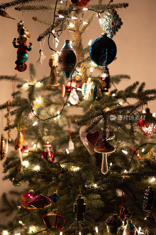 圣诞树上的圣诞装饰