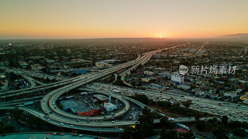 加利福尼亚州洛杉矶日落时高峰时段交通的高空航拍