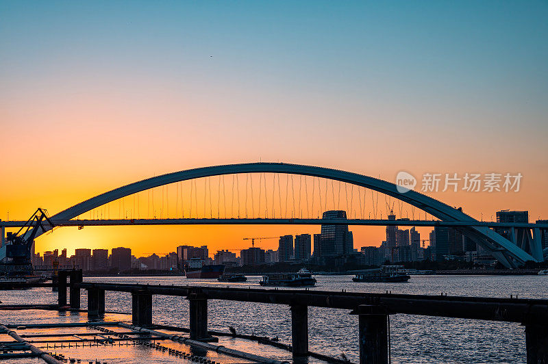 黄昏的上海卢浦大桥