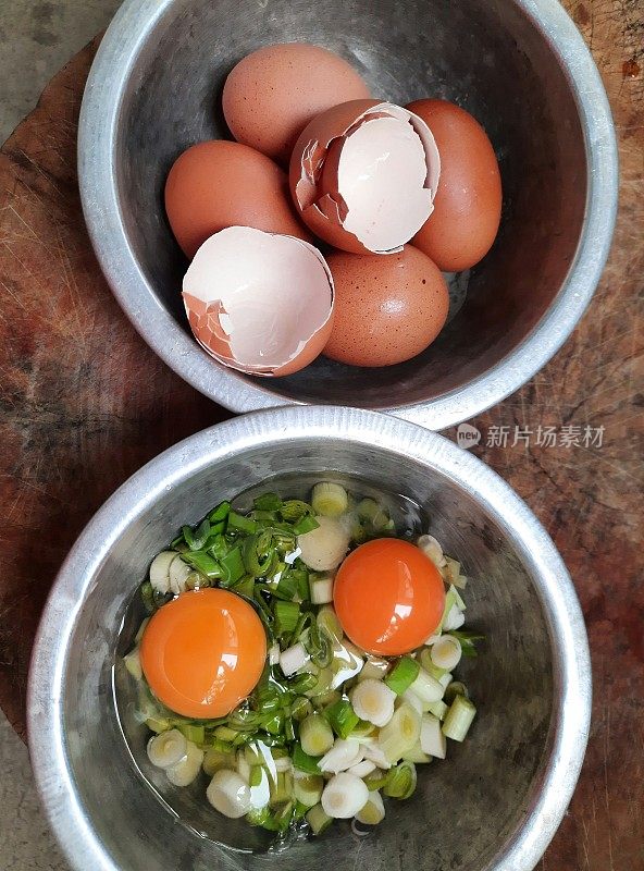 用大蒜韭菜煎蛋卷-食物准备。