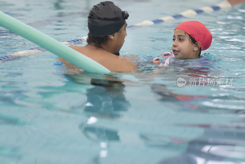 游泳教练给一个小女孩指路