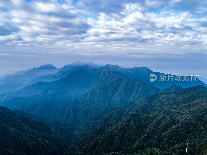 山地和绿色森林的航空摄影