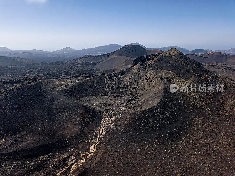 西班牙加那利群岛兰萨罗特岛提曼法亚国家公园附近的火山谷鸟瞰图。