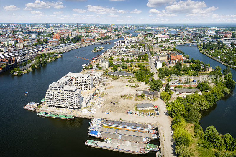 波兰什切青，奥德拉河与在建的新住宅区的鸟瞰图