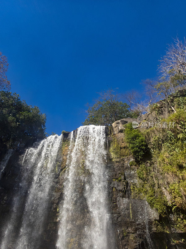 科尔特斯瀑布——哥斯达黎加瓜纳卡斯特的科尔特斯瀑布。