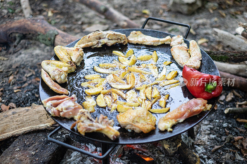 近距离观察烤架上的食物