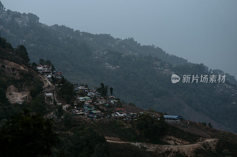 小而美丽的村庄在山上股票照片
