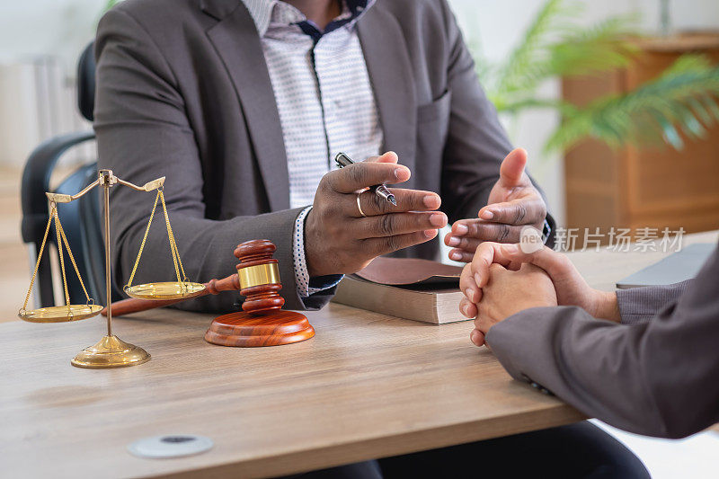 法律咨询，协议，合同，非洲裔律师为客户提供法律咨询和签署合同的申诉律师，概念律师。