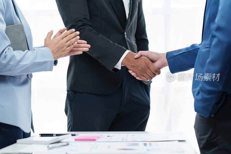 商业伙伴会议概念。形象商务人士握手。成功的商人在成交后握手。团体支持概念