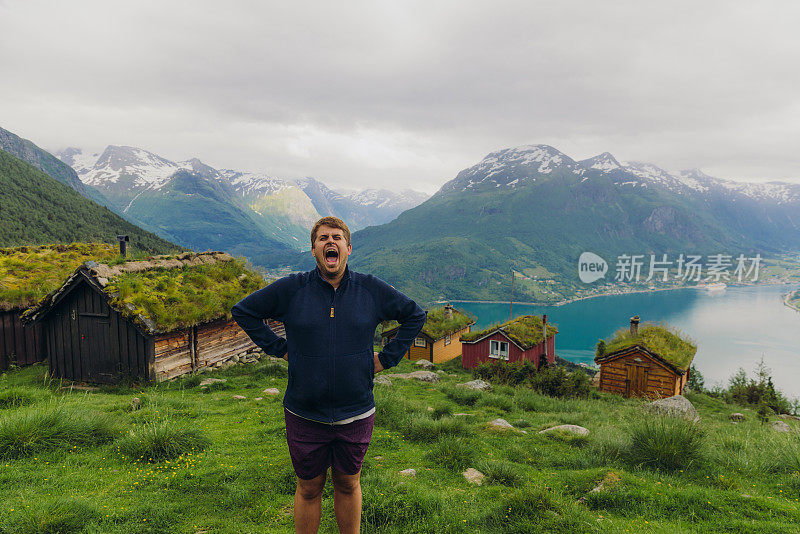 男子旅行者很高兴来到挪威乡村!