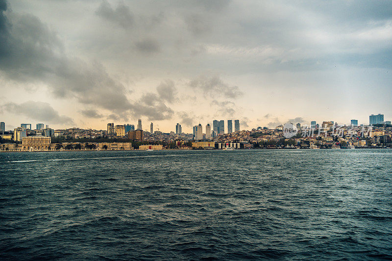 从海上俯瞰伊斯坦布尔的欧洲一侧