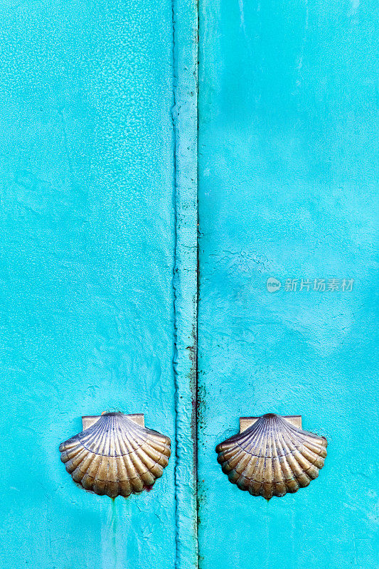 扇贝，绿色门上的圣地亚哥标志。