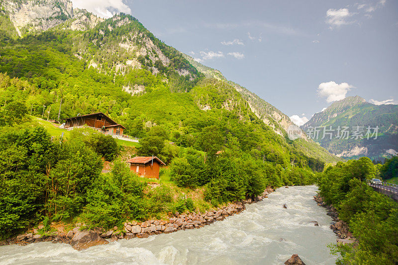 山区河流。瀑布。茵特拉肯。瑞士。Lauterbrunnen。景观。伯尔尼州。阿勒河河