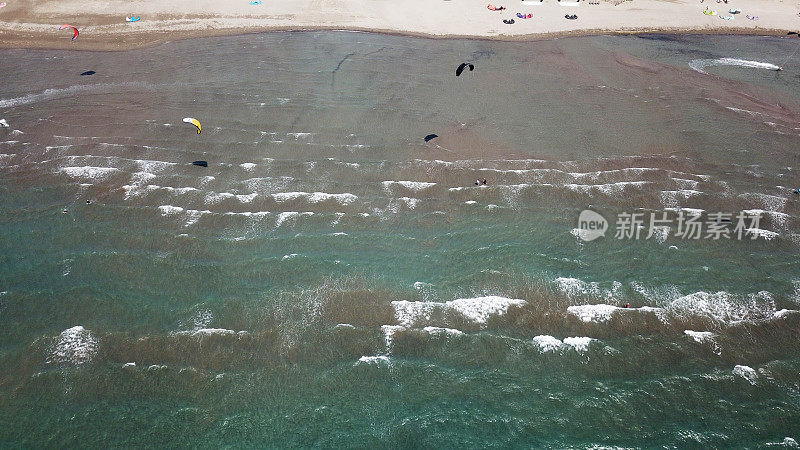 波涛汹涌的大海和风筝冲浪无人机视图