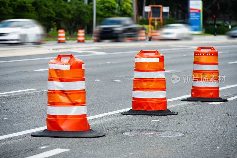 橙色路障标志着美国佛罗里达州的道路建设
