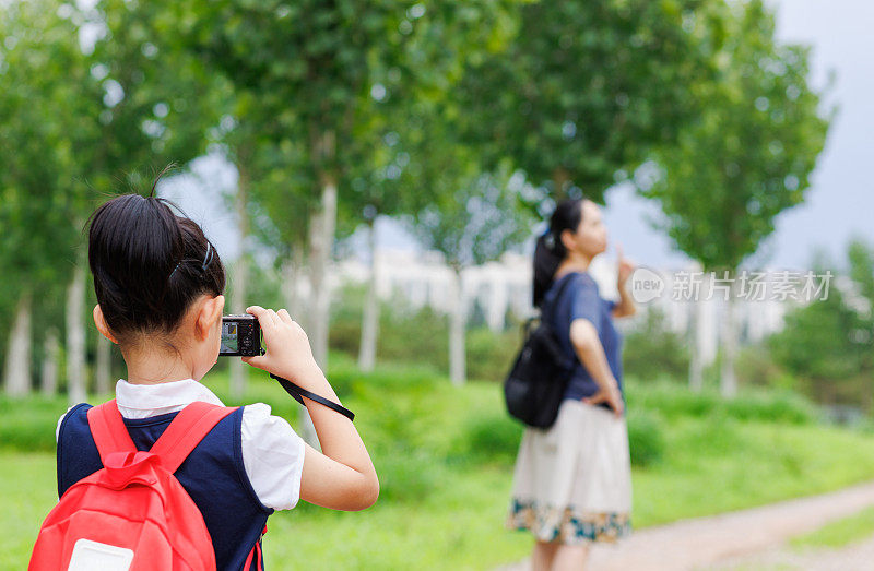 小女孩给妈妈拍了一张照片