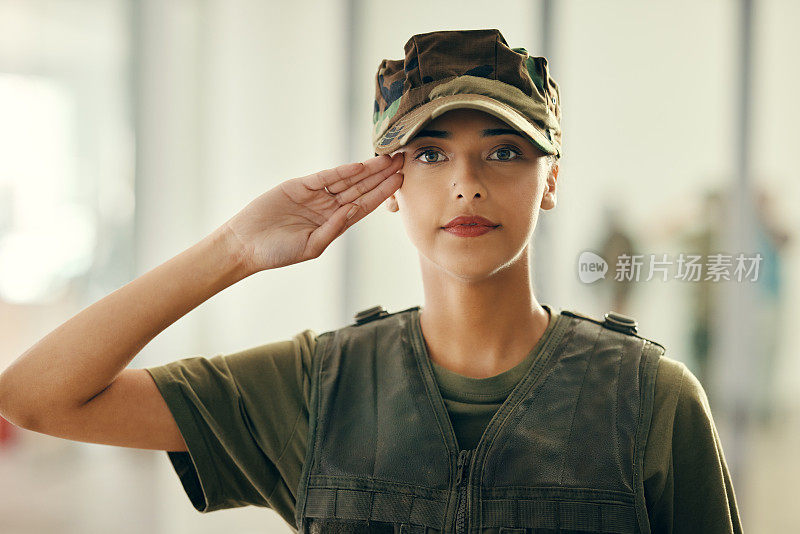 军礼和女兵肖像，充满自信，骄傲和对服务的尊重。严肃、安全、面带勇气的女兵老将身着军装为机关保护。