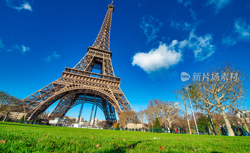 巴黎,法国。埃菲尔铁塔是一个主要的旅游景点