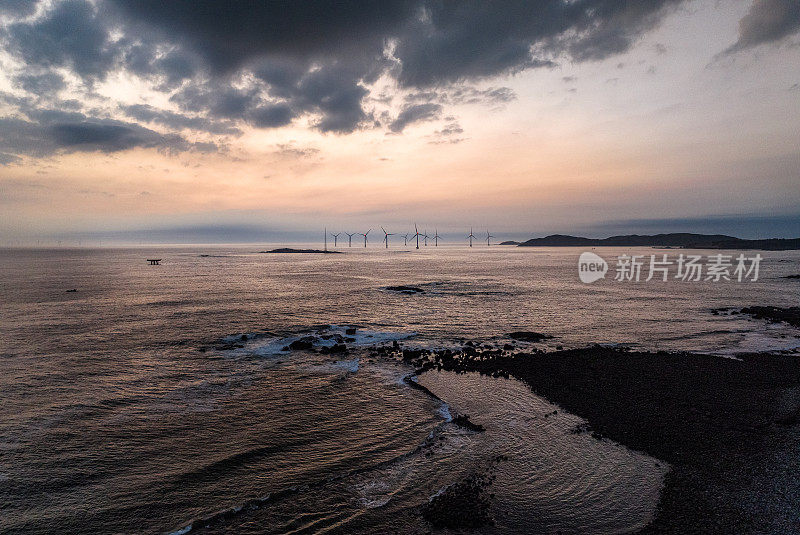 远处的海上风力发电场