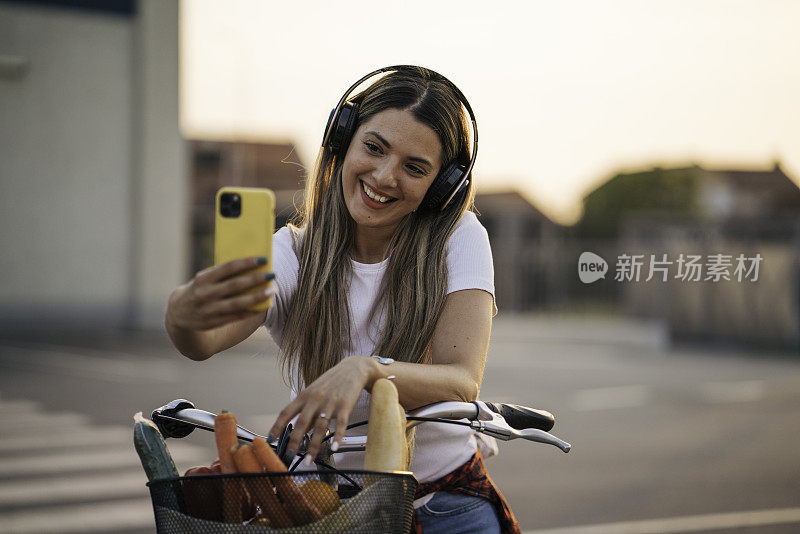 骑车的女人戴着耳机自拍