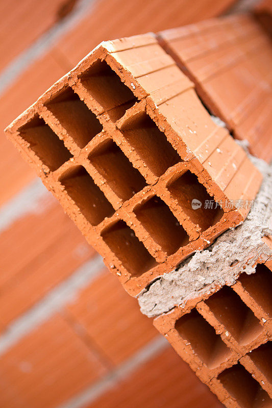 正在建设的建筑。外墙砖和水泥墙的细节