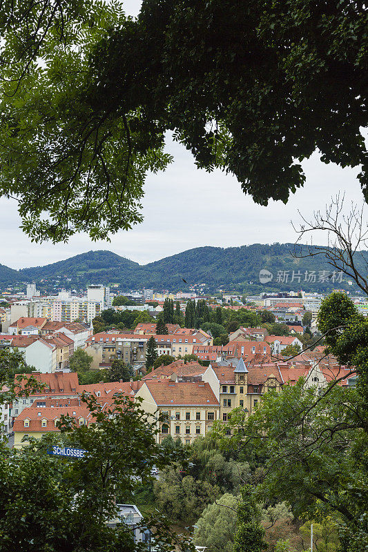 从奥地利格拉茨的Schlossberg山上看到的世界遗产格拉茨城市历史街区的城市景观