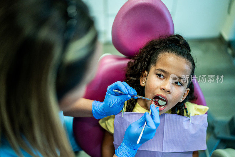小女孩正在接受牙医的牙齿检查