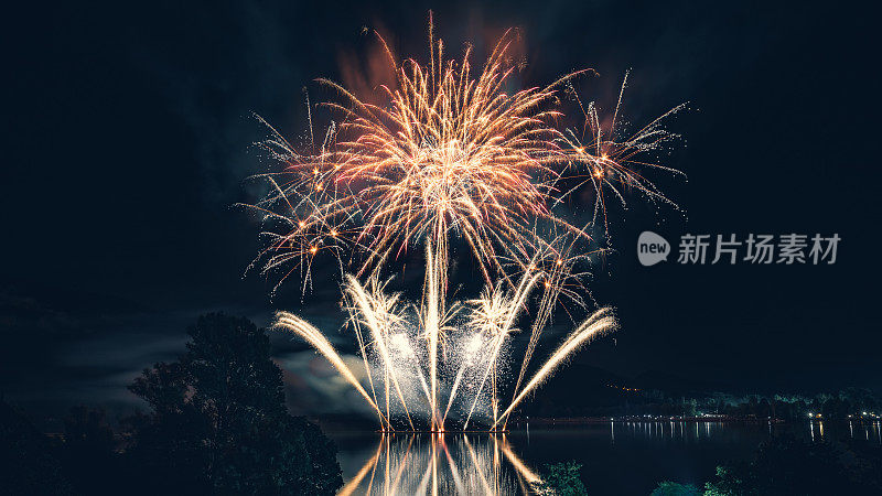 国庆节期间，美丽多彩的烟花在水面反射的河流上燃放