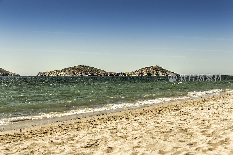 从圣卡洛斯海滩俯瞰，以海湾和山丘为背景。瓜伊马斯，索诺拉州，墨西哥。