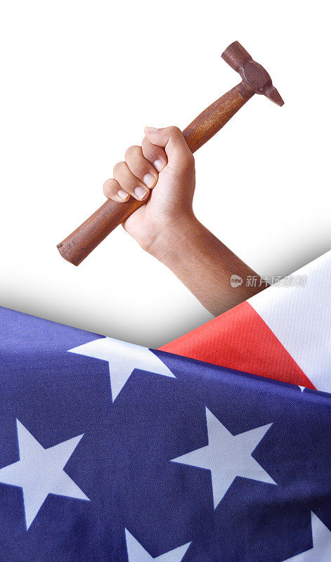 明亮的垂直图片与一个自信的弦年轻工人的手握锤子工作工具适用于美国劳动节海报包裹或折叠的美国国旗在白色背景