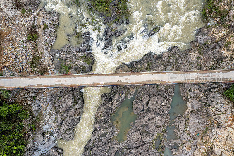 鸟瞰图，一座桥横跨岩石河道和河水