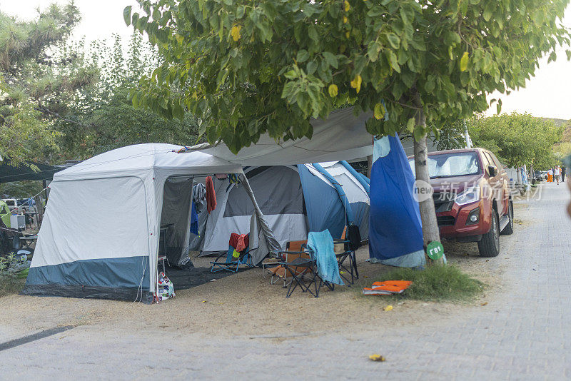 街道旁的露营帐篷